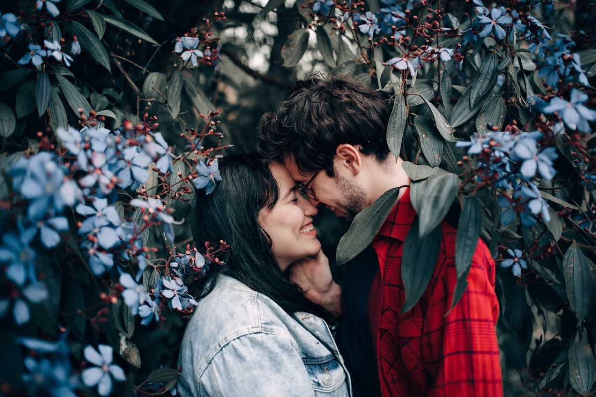How to Spot Love-Bombing Early in a Relationship